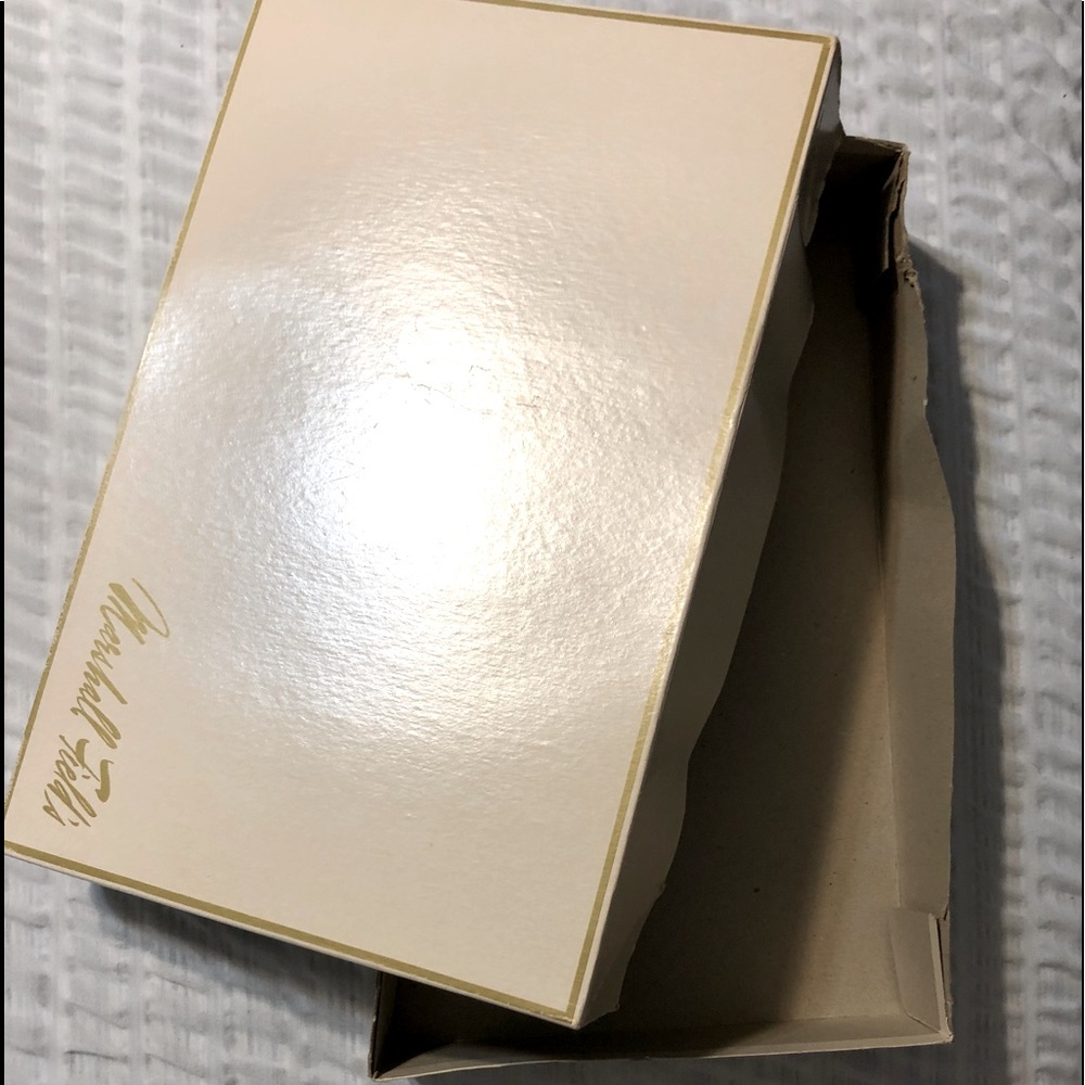 MARSHALL FIELD’S GIFT BOX vintage offwhite color with gold border size22x12 GUC - Picture 2 of 13